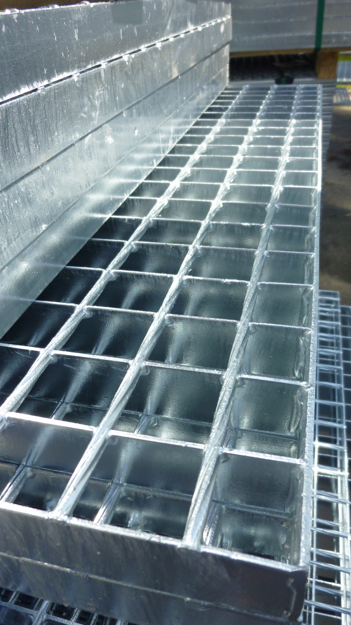 Średni typ kraty 30 x 3 mm (wzmożony ruch pieszy) Średni typ kraty 30 x 3 mm (wzmożony ruch pieszy)